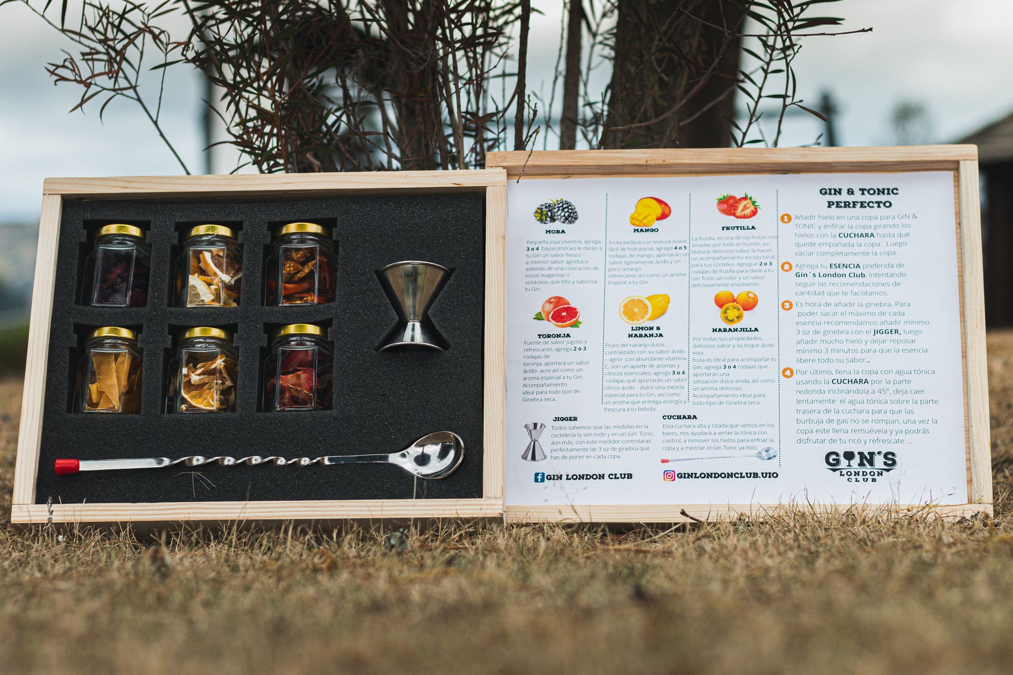 Kit Botanical Master abierto: seis frascos de botánicos, jigger, cuchara de bar y guía del Gin & Tonic perfecto en caja de madera reciclada