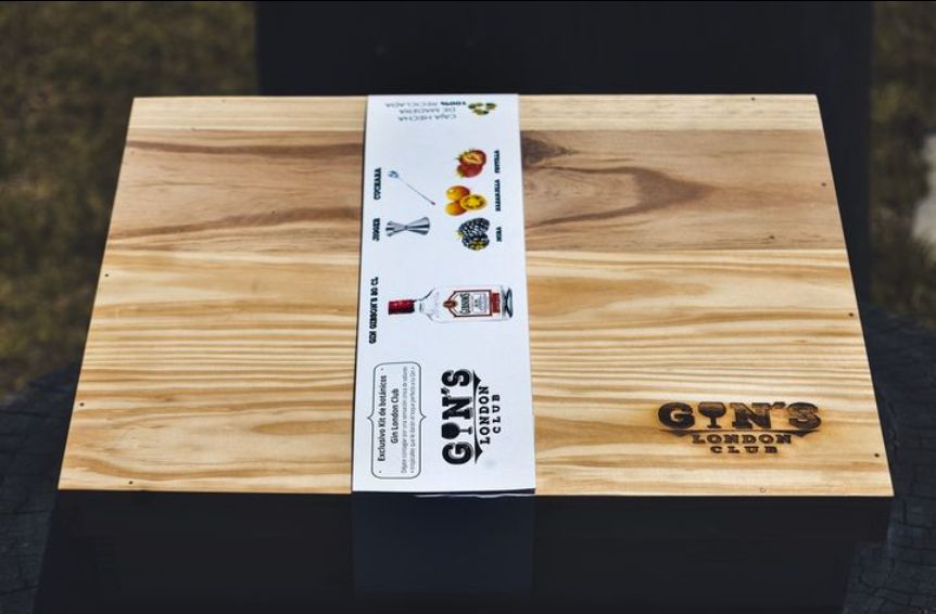 Caja con tarjeta personalizada vista desde arriba